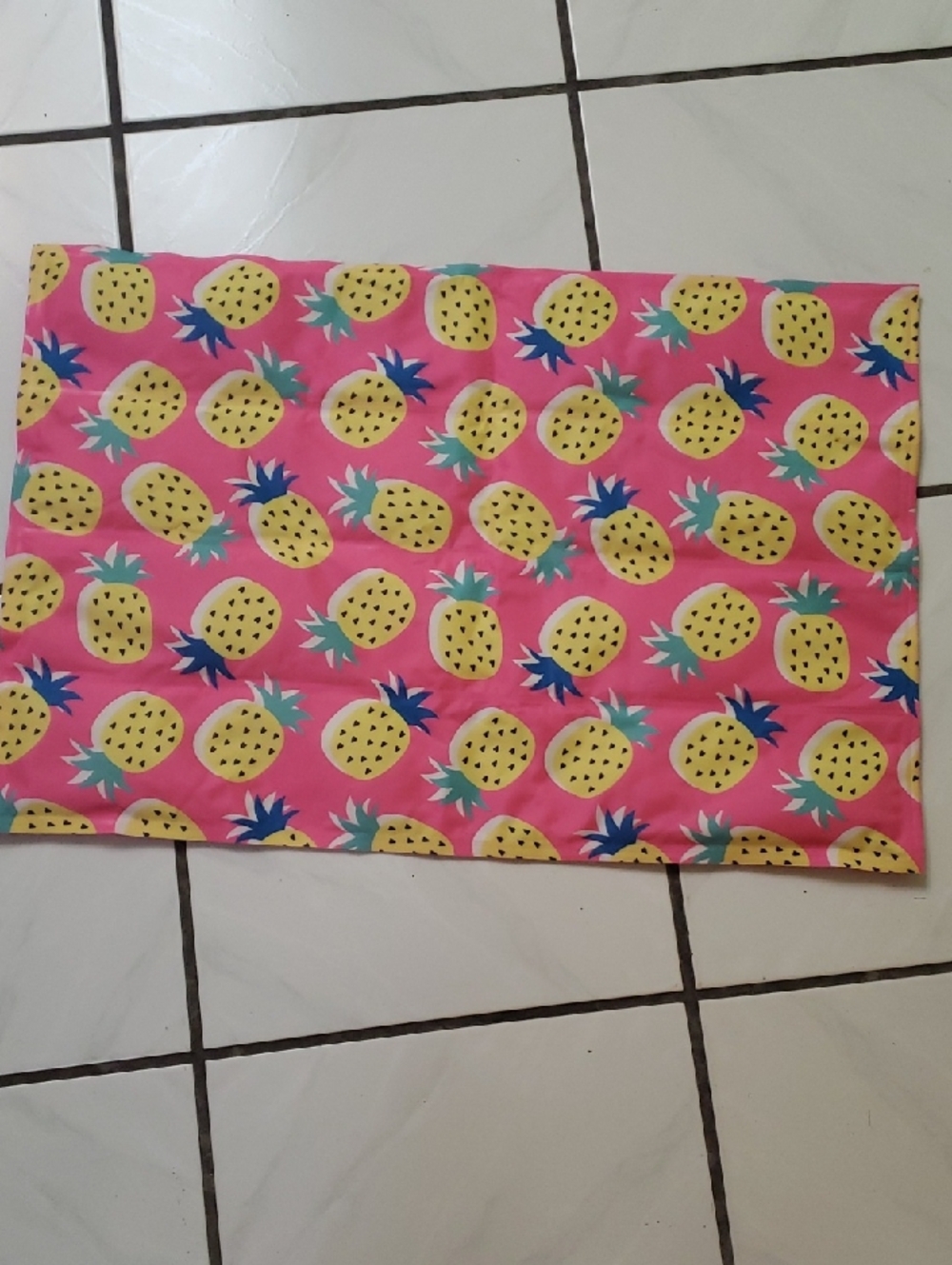 Like new "Unique Petz" pink pineapple print cooling pad